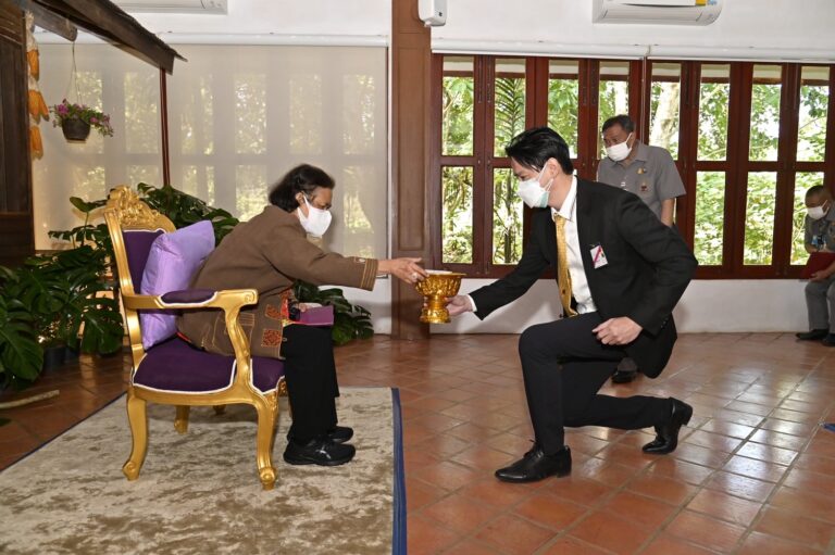 เมล็ดพันธุ์ตราศรแดงทูลเกล้าฯ ถวายเงินสมเด็จพระกนิษฐาธิราชเจ้า กรมสมเด็จพระเทพรัตนราชสุดาฯ สยามบรมราชกุมารีจากการจำหน่ายซองฉลาดจันกะผัก