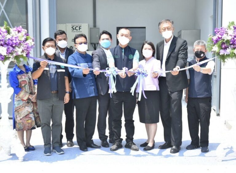 “เฉลิมชัย”เร่งปฏิรูปภาคเกษตรสู่เกษตรมูลค่าสูงผนึกมหาวิทยาลัยเชียงใหม่เปิดศูนย์นวัตกรรมสกัดสารพืชกระท่อมและสมุนไพรสั่งกระทรวงเกษตรเร่งขับเคลื่อนเทคโนโลยีเกษตร4.0 สนับสนุนงบวิจัยและพัฒนาของศูนย์AICทั่วประเทศเพื่อเพิ่มรายได้เกษตรกร