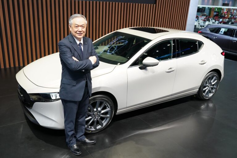 มาสด้าชูไฮไลท์ NEW MAZDA3 พร้อมทัพรถรุ่นใหม่ลุยมอเตอร์โชว์อัดโปรแรง ฟรีดอกเบี้ย ฟรีประกัน ฟรีบัตรน้ำมัน ฟรี MAZDA CAREฟรี MAZDA LUGGAGE SET