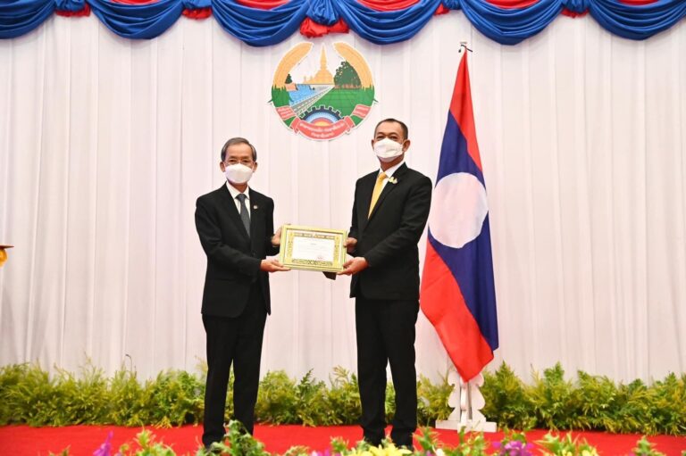 รัฐบาลลาวมอบ”ประกาศเกียรติคุณสูงย้องยอ”แด่”ดร.เฉลิมชัย ศรีอ่อน รัฐมนตรีเกษตรฯ.ในวาระ70ปีความสัมพันธ์ลาว-ไทย