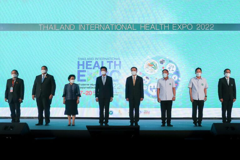 นายอนุทิน ชาญวีรกูล รองนายกรัฐมนตรี และรัฐมนตรีว่าการกระทรวงสาธารณสุขพร้อมหน่วยงานพันธมิตรร่วมเปิดงานไทยแลนด์ อินเตอร์เนชั่นแนล เฮลท์ เอ็กซ์โป 2022 อย่างยิ่งใหญ่