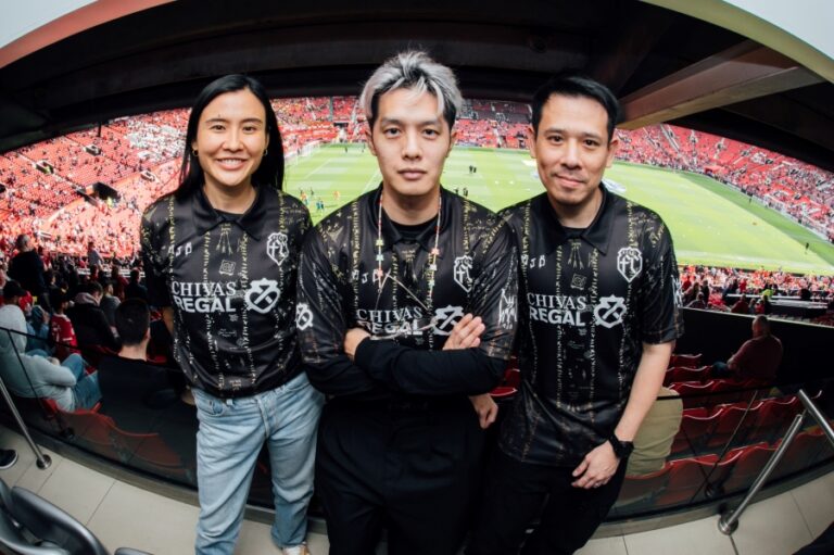 สุดฟิน! แชมป์ REGAL F.C. by CHIVAS THE BLEND ทีมแรกของประเทศไทยบินลัดฟ้า กระทบไหล่นักเตะแมนยูฯ ถึงสนามซ้อม