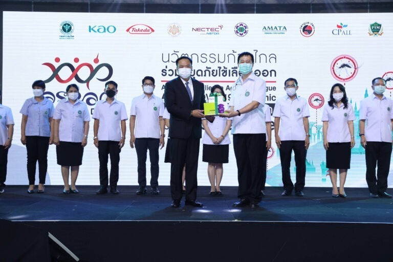 “อนุทิน” ชูนวัตกรรมหยุดภัย “ไข้เลือดออก” ส่งมอบชุดตรวจเร็วให้ 13 เขตสุขภาพค้นหาผู้ป่วย ควบคุมการระบาดได้เร็ว