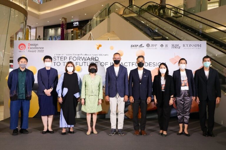 พาณิชย์จับมือสยามพิวรรธน์ จัด DEmark Show 2022ฉลอง 15 ปี รางวัล DEmark อวดโฉมงานออกแบบไทยก้าวหน้าสู่สิ่งใหม่พร้อมจัดพิธีลงนาม MOU สานต่อความร่วมมือ ดันสินค้าไทยสู่ตลาดสากล