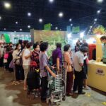 เปิดมหกรรมสมุนไพรวันแรก บูทอภัยภูเบศรคึกคัก “อนุทิน” ทดลองใช้ สเปรย์ฟ้าทะลายโจร ลดเจ็บคอ ประชาชนเข้าคิวรับหนังสือบันทึกแผ่นดิน-ต้นไม้หายากคับคั่ง พร้อมสาธิตทำชา มะกล่ำเผือก-กลีบบัวหลวง คุมน้ำตาล ย้ำ ไม่ว่าจะเกิดวิกฤตอะไร คนไทยต้องรอด