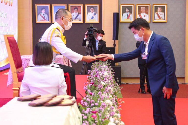 ภาพยนตร์โฆษณาร้อยเรียงความดีสู่สังคม “ความกตัญญู” โดย เครือเจริญโภคภัณฑ์ รับประทานรางวัลประชาบดี ประเภทสื่อสร้างสรรค์ สาขาสื่อทางเลือก จากผู้แทนพระองค์
