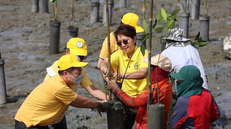 ธพว. จับมือพันธมิตร จัดกิจกรรม “ธพว.รวมพลัง ลุยโคลน เปื้อนยิ้ม ฟื้นฟูป่าชายเลน”ถวายเป็นพระราชกุศล เนื่องในโอกาสวันเฉลิมพระชนมพรรษา ๗๐ พรรษา ในหลวง ร.๑๐