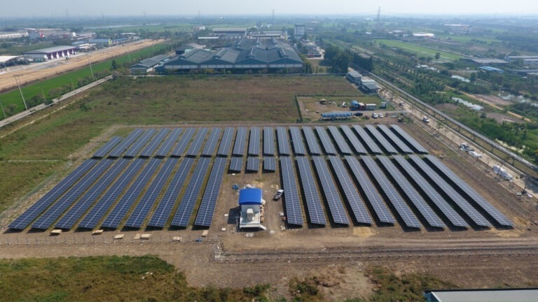 ไทยเอเชีย แปซิฟิค บริวเวอรี่ มุ่งสู่เป้าหมายเรื่องสิ่งแวดล้อมและความยั่งยืนติดตั้งระบบการผลิตไฟฟ้าจากโซลาร์เซลล์ ขนาด 1.2 เมกะวัตต์นำพลังงานสะอาดจากแสงอาทิตย์มาใช้เป็นพลังงานไฟฟ้าทดแทนในการผลิตเครื่องดื่ม