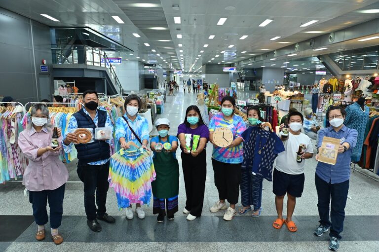 เอเชีย เอรา วัน จับมือการรถไฟแห่งประเทศไทย โลตัส และข้าวตราฉัตรร่วมนำสินค้าราคาพิเศษมาจำหน่ายช่วยลดค่าครองชีพให้ประชาชนในเทศกาลชิมช้อปของดีราคาประหยัด ณ สถานีกลางบางซื่อ