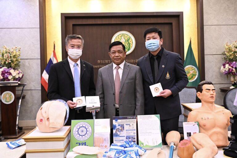 เกษตรฯ สุดเจ๋ง โชว์นวัตกรรมยางพาราทางการแพทย์ “เฝือกประดิษฐ์ยางพาราชิ้นแรกของโลก”“อลงกรณ์”ตั้งเป้าสร้างผลิตภัณฑ์ใหม่เพิ่มมูลค่ายางพารา อัพเกรดภาคเกษตรกรรมของไทยสู่เกษตรมูลค่าสูง พร้อมถ่ายทอดองค์ความรู้และเทคโนโลยีผ่านศูนย์ AIC ทั่วประเทศ
