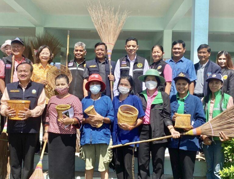 “อลงกรณ์”ควงรักษาการผู้ว่าเพชรบุรีนำทีมชลประทานตรวจความพร้อมมาตรการปัองกันน้ำท่วมเพชรบุรีพร้อมเดินหน้าเพชรบุรีโมเดลพัฒนาอาชีพเกษตรกรบางครกสร้างแบรนด์4ผลิตภัณฑ์นำร่อง”ไม้กวาด-เครื่องจักสาน-น้ำตาลมะพร้าว-ปลาสลิด”