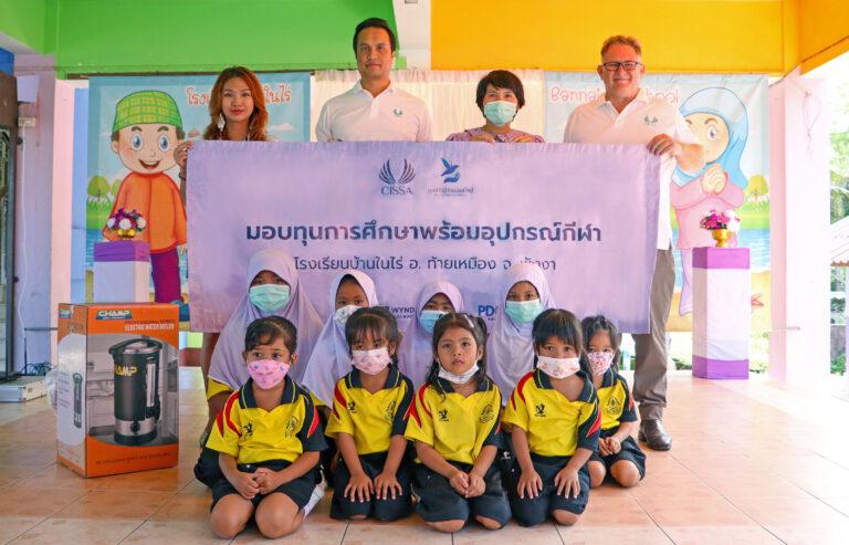“ซิซซา กรุ๊ป” และบริษัทในเครือร่วมมอบทุนการศึกษา-จัดกิจกรรมกับนักเรียน รร.บ้านในไร่ จ.พังงา
