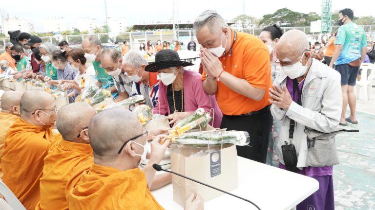 การเคหะแห่งชาติร่วมกับประชาคมคลองจั่นจัดพิธีทำบุญตักบาตรเนื่องในวันขึ้นปีใหม่