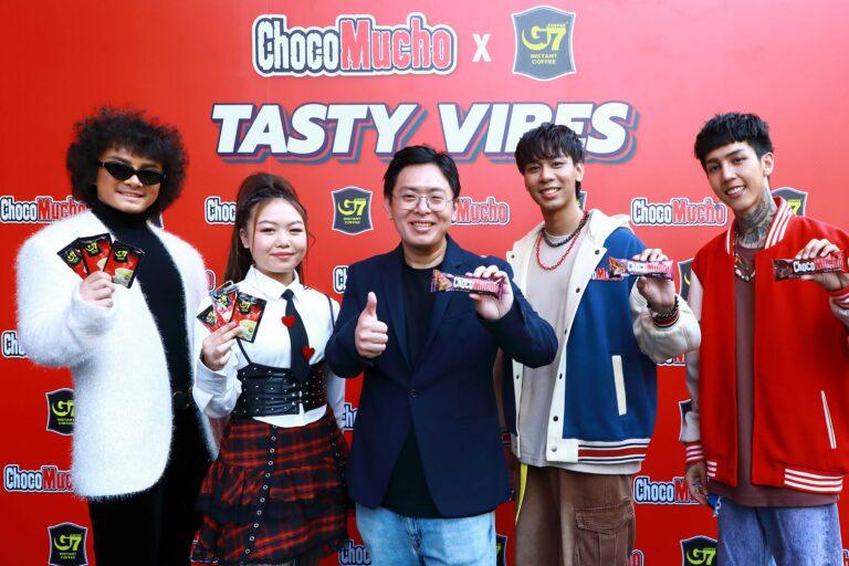 “พิริยพูล” จัดงาน CHOCO MUCHO X G7 TASTY VIBES ดึง PAPER PLANES – พู่กัน – เพียว ร่วมสร้างแบรนด์ “ขนมเวเฟอร์ CHOCO MUCHO” ไม่แซดแต่อร่อย และ “กาแฟ G7” หอม เข้ม ไม่เคยเปลี่ยน ชูกลยุทธ์ มิวสิค มาร์เก็ตติ้ง มั่นใจมัดใจลูกค้ากลุ่มแมสทุกระดับทั่วประเทศไทย