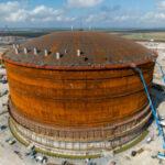 เวนเจอร์ โกลบอล ประกาศความสำเร็จในการยกหลังคาถังเก็บก๊าซแอลเอ็นจีถังแรกในโรงก๊าซแอลเอ็นจีพลาคไมน์