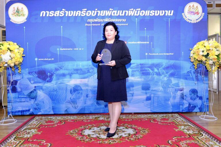 นิปปอนเพนต์ รับโล่เกียรติคุณ