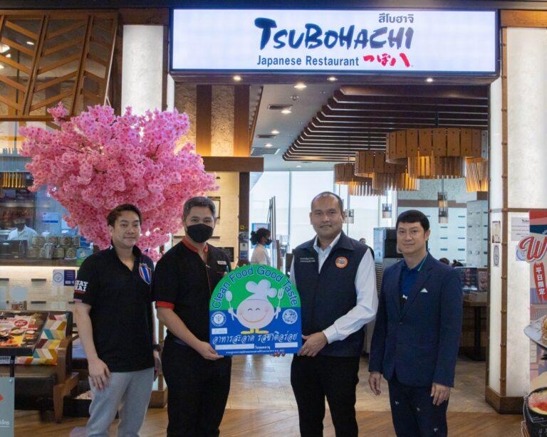 ดร.ตรีลุพธ์ ธูปกระจ่าง นายกเทศมนตรีนครรังสิต และคุณอดิศักดิ์ บางโม ผู้ช่วยผู้อำนวยการด้านการตลาด ศูนย์การค้าฟิวเจอร์พาร์คและสเปลล์ ลงพื้นที่เพื่อมอบป้ายสัญลักษณ์ “Clean Food Good Taste”