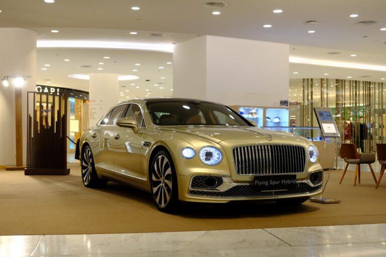 เบนท์ลีย์ แบงค็อก เดินหน้าลุยโรดโชว์สต๊อกใหม่ BENTLEY AZURE กลางห้างหรูพร้อมเปิดดีลออกแบบได้ ‘Bespoke Your Extraordinary Offers’ ส่งท้ายปี