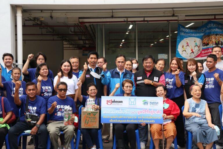 การเคหะแห่งชาติและมูลนิธิที่อยู่อาศัย ประเทศไทย ร่วมกันติดตั้งอุปกรณ์อำนวยความสะดวกและส่งมอบผลิตภัณฑ์สุขอนามัยและแฟมิลี่การ์ดให้กับผู้อยู่อาศัยในชุมชนดินแดง
