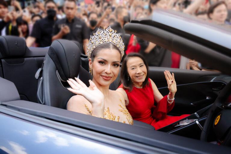 นันทมาลี ภิรมย์ภักดี แห่ง คาวาลลิโน มอเตอร์<br>ได้ แอนโทเนีย โพซิ้ว รองชนะเลิศอันดับที่ 1 Miss Universe 2023<br>มาขับรถสวยให้ ศุภลักษณ์ อัมพุช นั่งในงานฉลองโฉมใหม่<br>ของเดอะมอลล์ไลฟ์สโตร์ บางกะปิ และ งานเปิดตัวศูนย์การค้า เอ็มสเฟียร์