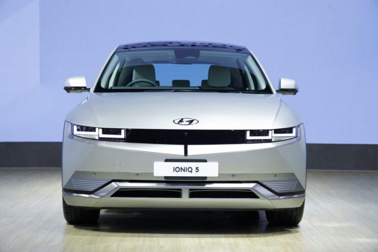 ฮุนได ดัน IONIQ 5 บุกตลาดรถยนต์ไฟฟ้าเมืองไทย<br>ชูเทคโนโลยีและดีไซน์เทียบชั้นแบรนด์ยุโรป พร้อมฟีเจอร์ขับขี่อัจฉริยะเหนือระดับ