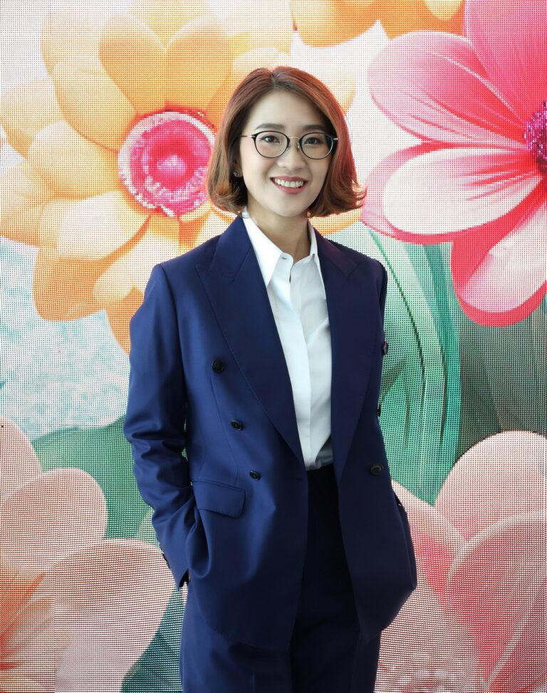 “Well-Being and Sustainable Lifestyle” เทรนด์อสังหาฯ มาแรงในปี 2567<br>ที่คนส่วนใหญ่มองหา ชี้ต้องการพื้นที่บ้านรองรับ “การพักผ่อน – Work at Home”<br>เน้นต้องประหยัดพลังงาน มีกิจกรรมเพื่อสุขภาพ มีนวัตกรรมสมาร์ทโฮม ก่อสร้าง<br>ที่ไม่ก่อให้เกิดมลพิษ และลดการปล่อยคาร์บอน ด้าน “แสนสิริ” ปรับกลยุทธ์ใหม่<br>ครองใจลูกค้า กลับมาคว้ารางวัล The Most Powerful Brand 2023 จาก TERRABKK ไปครอง