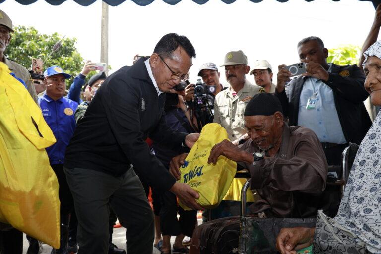 กฟผ. ร่วมมอบถุงยังชีพพร้อมส่งกำลังใจแก่ผู้ประสบอุทกภัย จ.ปัตตานี