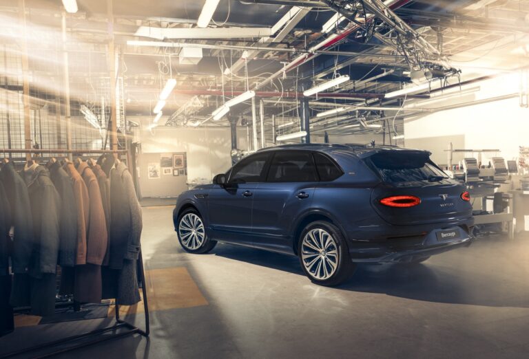 เบนท์ลีย์ มอเตอร์ส เผยโฉม Bentayga Private White V.C. Limited Edition<br>กับความร่วมมือพิเศษด้านงานคราฟต์ของ 2 แบรนด์หรูสัญชาติอังกฤษ