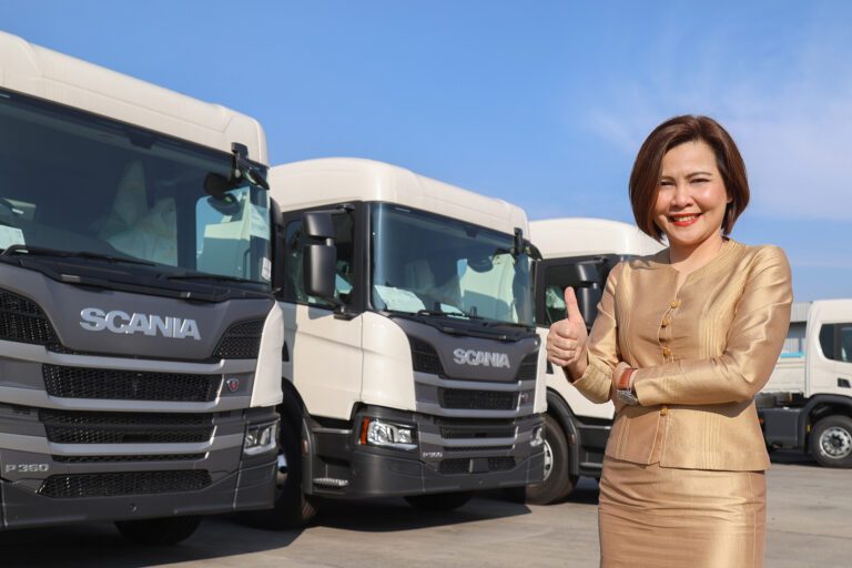 สแกนเนีย มองบวกหลายปัจจัยหนุนตลาดรถบรรทุก-บัส ปี 67 ฟื้น<br>ล่าสุดกางแผนบุกตลาด 360 องศา รุกทุกกลุ่มผลิตภัณฑ์ วางเป้าหมายรวมปีนี้กวาด 495 คัน<br>มั่นใจยืนหนึ่งรักษาตำแหน่งผู้นำรถบรรทุกและบัสพรีเมี่ยม 8 ปีซ้อน