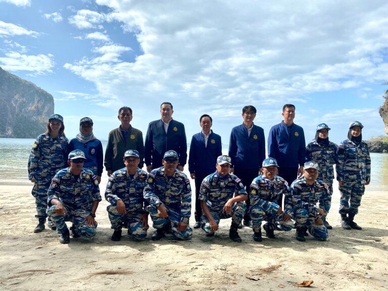 “พัชรวาท” เคาะ 3 มาตรการเร่งด่วน แก้ปัญหาหญ้าทะเลเมืองตรังเสื่อมโทรม ห่วงกระทบชีวิตสัตว์น้ำหายาก พร้อมจับมือเอกชนตั้งสถาบันวิจัยฯ เพื่อเพิ่มจำนวนพะยูนอย่างยั่งยืน ด้าน “ปิ่นสักก์” เผยเพิ่มลาดตระเวนเฝ้าระวังอุบัติเหตุ – สร้างเครือข่ายช่วยชีวิตสัตว์ทะเลหายาก