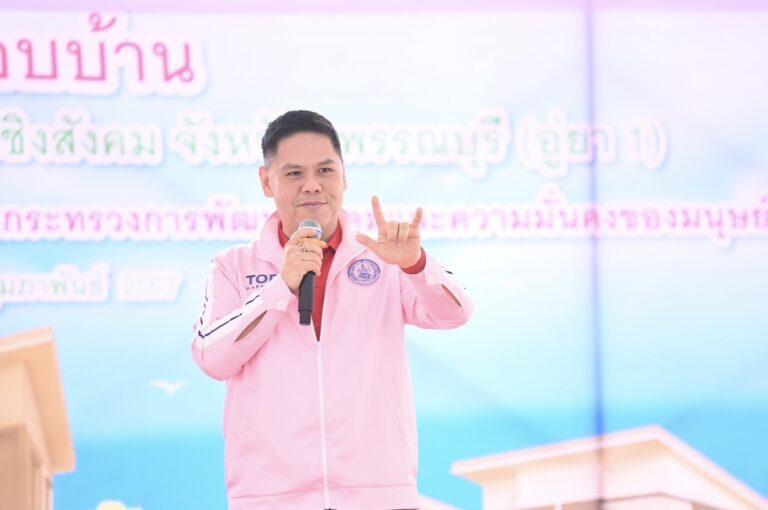 นายวราวุธ ศิลปอาชา รัฐมนตรีว่าการกระทรวงการพัฒนาสังคมและความมั่นคงของมนุษย์ (รมว.พม.) เป็นประธานในพิธีมอบโครงการเคหะชุมชนและบริการชุมชนเชิงสังคม จังหวัดสุพรรณบุรี