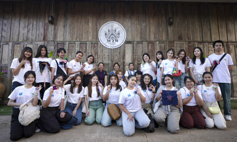 ไทยเบฟ-มธ. ร่วมสร้างคุณค่า “ผ้าไทย”<br>ตอบแทนสู่สังคม 2 องค์กรหลัก ร่วมกับวิสาหกิจชุมชนและผู้ประกอบการ ขับเคลื่อนกิจกรรม<br>ภายใต้โครงการ Creative Young Designers Season 4<br>ยกระดับผ้าย้อมคราม-ผ้ามัดหมี่ สร้างคุณค่าเพิ่ม