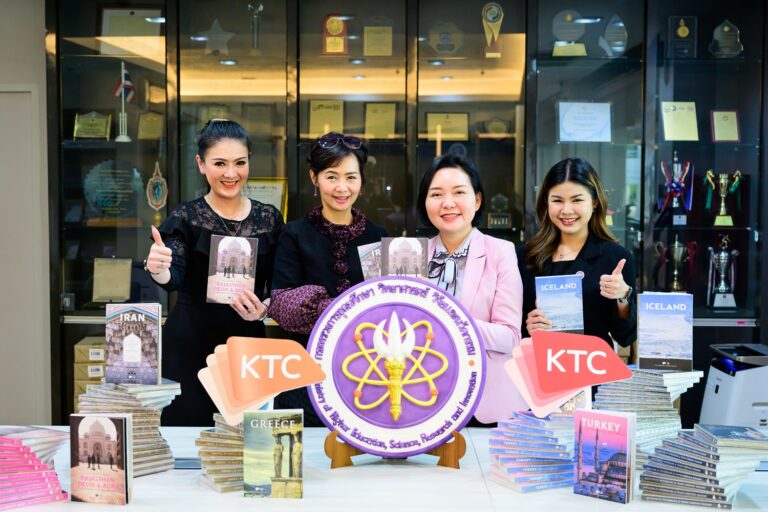 กระทรวงการอุดมศึกษาฯ รับมอบหนังสือเคทีซีไกด์ซีน<br>เพื่อปันความรู้ไปยังสถานศึกษาทั่วประเทศ