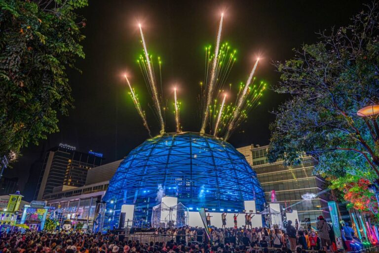 ยิ่งใหญ่! งานอภิมหาสงกรานต์รางน้ำ โดย คิง เพาเวอร์ นักท่องเที่ยวชาวไทย-ต่างชาติ ร่วมงานคับคั่ง ตอกย้ำ “ย่านรางน้ำ” จุดหมายปลายทางท่องเที่ยวระดับโลก