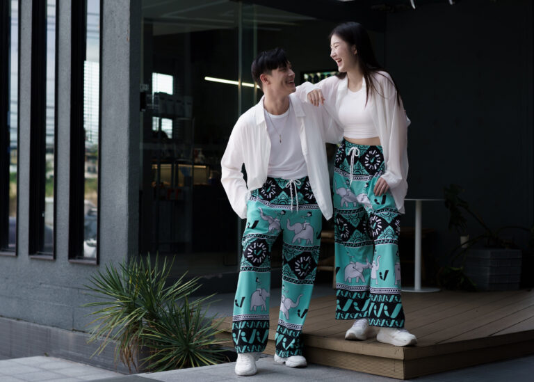 ฮิตไม่หยุด ฉุดไม่อยู่!! กางเกงช้างฟีเวอร์ Insurverse ประกันภัยเจ้าแรก ที่ตอบรับกระส Soft Power<br>ผุด “กางเกงช้าง Eleverse (อีเลเวิร์ส)” ตอบโจทย์คนยุคใหม่ ด้วยดีไซน์ที่เข้าถึงง่าย ไม่ซ้ำใคร