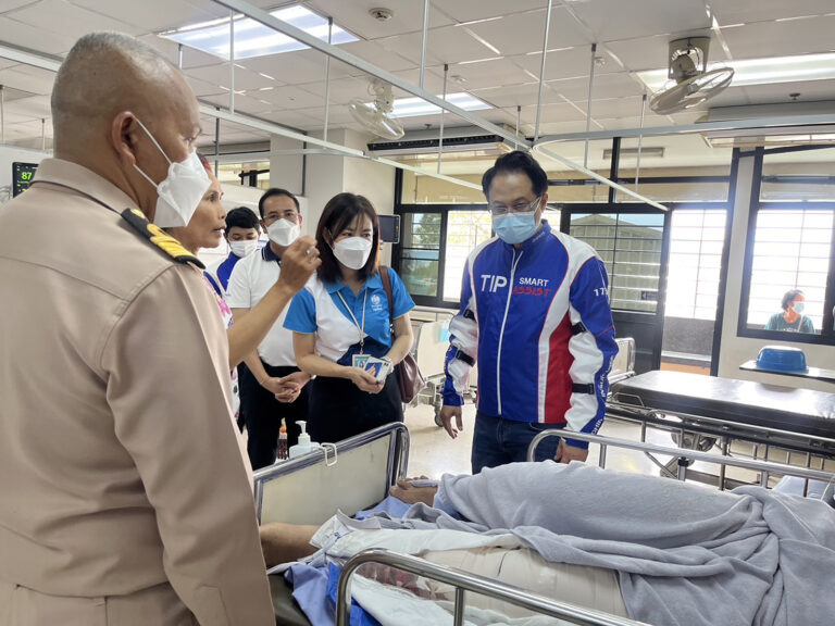 ทิพยประกันภัย มอบความช่วยเหลือทหารเกณฑ์ที่ได้รับบาดเจ็บ-เสียชีวิต จากอุบัติเหตุมินิบัสชนท้ายพ่วง 18 ล้อที่ฉะเชิงเทรา