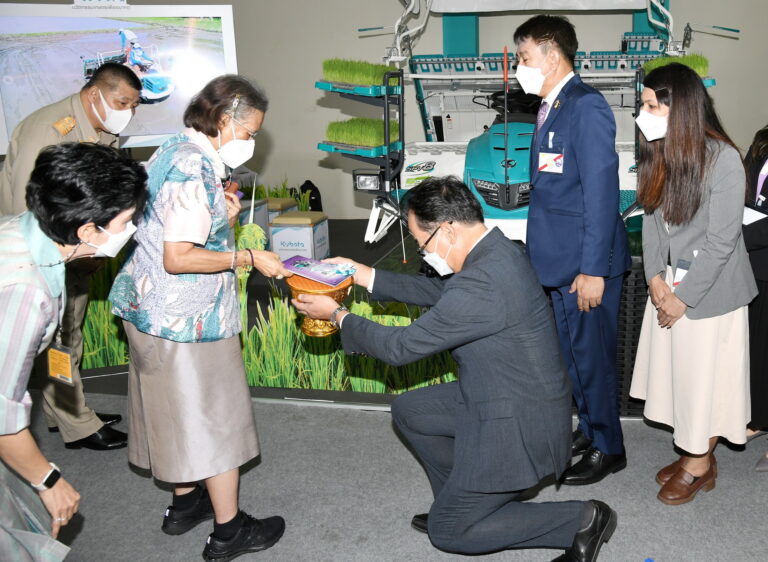 สมเด็จพระกนิษฐาธิราชเจ้าฯ พระราชทานพระราชวโรกาสให้ผู้บริหารสยามคูโบต้า เข้าเฝ้าฯ น้อมเกล้า ฯ ถวายเครื่องจักรกลการเกษตร