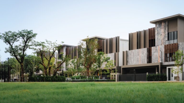 3 ยูนิตสุดแรร์กับสวนใหญ่หน้าบ้าน! “THE ONE Signature BANGNA – RAMA 9” บ้านหรู 3 ชั้นพร้อมลิฟต์ส่วนตัวทุกหลัง เปิดจอง 3 ยูนิตที่ดีที่สุด หน้าสวนใกล้คลับเฮาส์