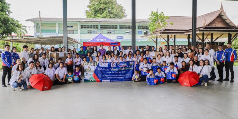 ทิพยประกันภัย ร่วมกับสมาคมการค้าผู้แทนจำหน่ายสถานีบริการน้ำมันพลังไทย (PDA) ธนาคารเพื่อการเกษตรและสหกรณ์การเกษตร (ธ.ก.ส.) มอบทุนการศึกษาพร้อมอุปกรณ์การเรียน ภายใต้ “โครงการปันสุข ปันใจให้น้อง”
