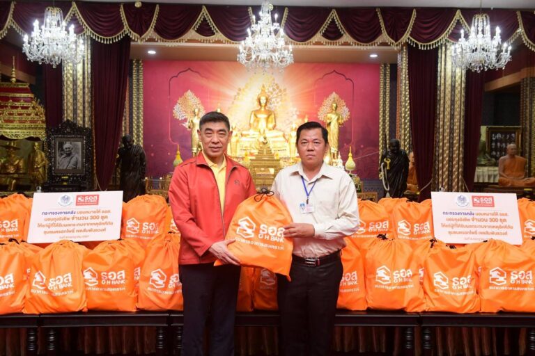 ธอส. ลงพื้นที่มอบถุงยังชีพช่วยเหลือประชาชนที่ได้รับความเดือดร้อนจากเหตุอัคคีภัยชุมชนตรอกโพธิ์ เขตสัมพันธวงศ์