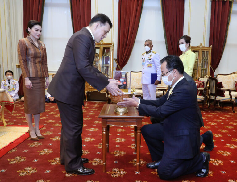 พระบาทสมเด็จพระเจ้าอยู่หัว และสมเด็จพระนางเจ้า ฯ พระบรมราชินี พระราชทานพระบรมราชวโรกาสให้ คณะผู้บริหารสยามคูโบต้าเข้าเฝ้าฯ น้อมเกล้า ฯ ถวายเครื่องจักรกลการเกษตร