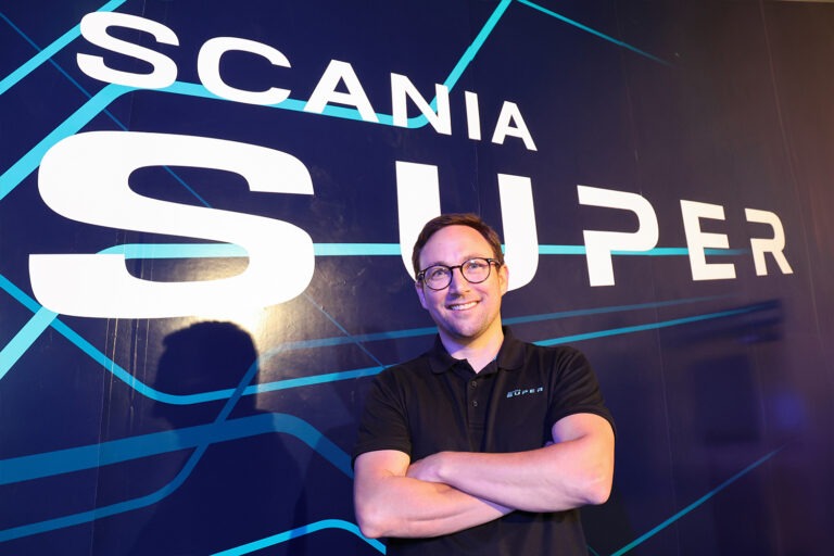 สแกนเนีย เจ๋ง กวาดแชร์ตลาดรถบรรทุกเพิ่ม สวนกระแสตลาดรวมชะลอตัวแรง ล่าสุดเปิดตัวรถบรรทุก ซุปเปอร์ ยูโร 5 เจ้าแรกของไทย ชูจุดขายใหม่ทั้งระบบเครื่องยนต์ ประหยัดน้ำมันสูงกว่า 8% เป็นมิตรกับสิ่งแวดล้อมดีขึ้น 5 เท่า คาดช่วยดันยอดขายปีนี้ถึงเป้าแน่