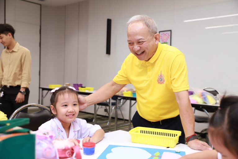 สิงหาคม บอกรักแม่ 7 Kids Club จัดกิจกรรมรังสรรค์ของขวัญสุดคิ้วท์ ของน้องๆ รร. อนุบาลบ้านครู