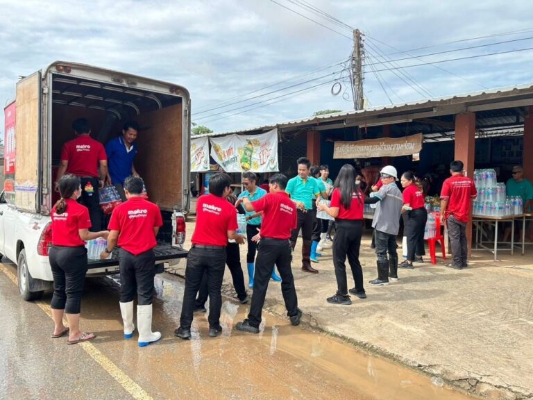 แม็คโคร-โลตัส เคียงข้างสังคมไทยลงพื้นที่ช่วยเหลือผู้ประสบภัยน้ำท่วมอย่างต่อเนื่อง