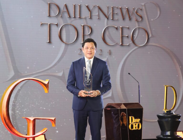 ผอ.ออมสิน รับรางวัล TOP CEO สาขาธุรกิจเพื่อสังคมแห่งปี 2024