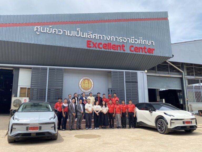 ‘ZEEKR’ ผนึกกำลัง ‘ZEEKR House เชียงใหม่’ มอบเงินสนับสนุนอุปกรณ์การศึกษา ช่วยเหลือวิทยาลัยเทคนิคแพร่ หลังประสบอุทกภัย