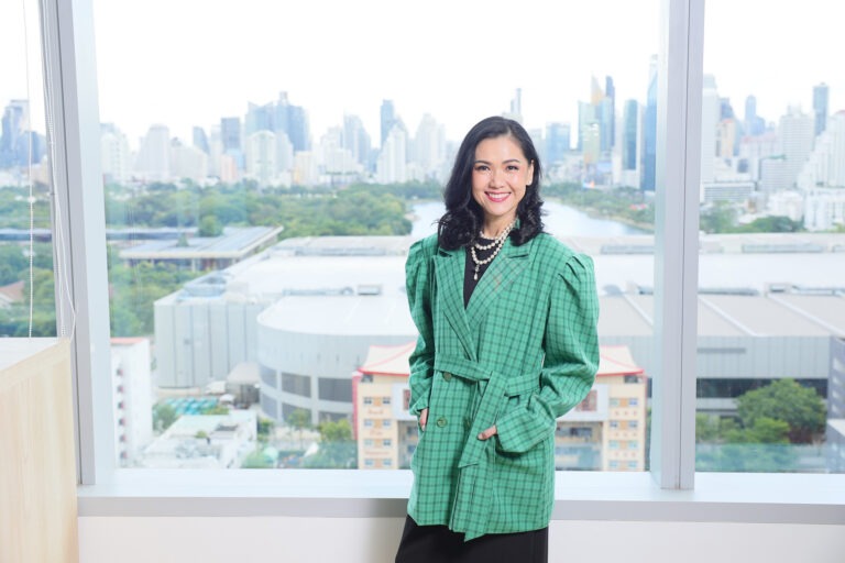 ใกล้ปีใหม่แล้ว “แบรนด์” ปล่อย TVC สร้างภาพจำ เติมพลังใจ “ให้แบรนด์แทนกำลังใจ เริ่มต้นปีใหม่ไปด้วยกัน” พร้อมเปิดตัวชุดของขวัญลายใหม่ และ “กล่องแชร์ความสุข” เจาะอินไซต์คนรุ่นใหม่ อัดโปรโมชันส่งท้ายปี ลดสูงสุด 27 % และมอบส่วนลดพิเศษให้กับลูกค้า UOB