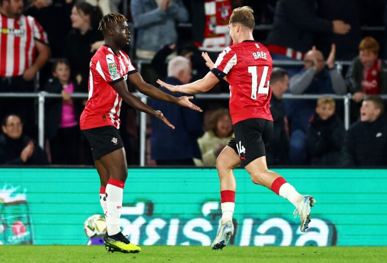 เครื่องดื่มคาราบาว และตะวันแดง “เล่นใหญ่” บุกสนามโอลด์แทรฟฟอร์ด ส่งข้อความ “เชียร์บอล เชียร์บาว” และ “ขอชนแก้วกับแฟนบอลตัวจริง” ทักทายแฟนบอลที่ดูถ่ายทอดสด “คาราบาว คัพ” ตลอดทั้งเกม