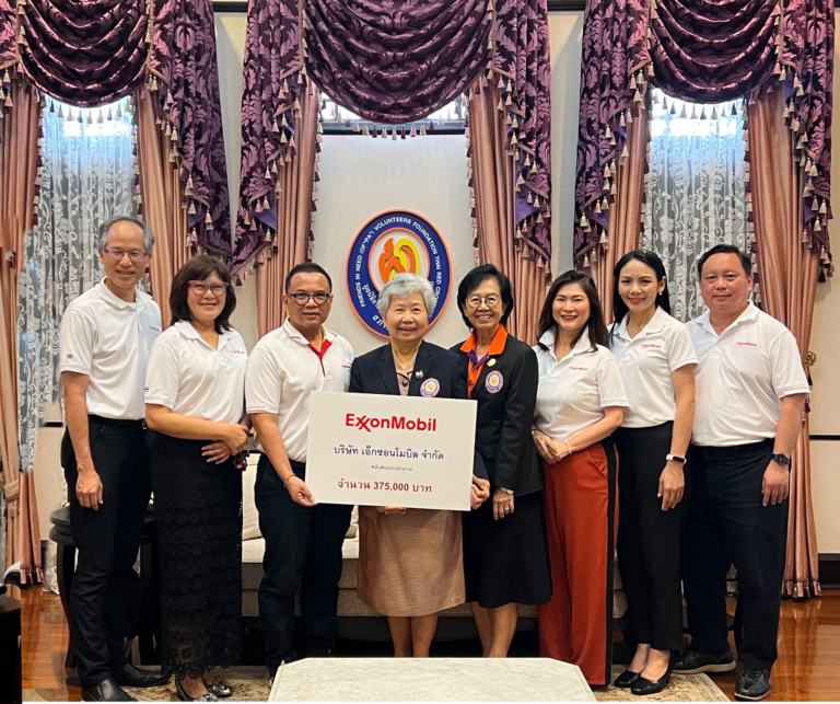 บริษัทในเครือเอ็กซอนโมบิลในประเทศไทย สโมสรพนักงาน และพนักงาน มอบเงินเพื่อช่วยบรรเทาทุกข์ผู้ประสบภัยน้ำท่วม ให้กับมูลนิธิอาสาเพื่อนพึ่ง (ภาฯ) ยามยาก สภากาชาดไทย