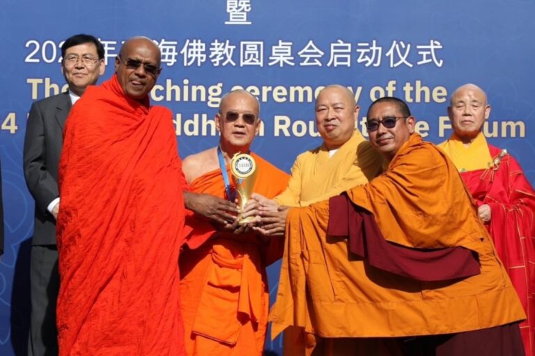 คณะผู้อัญเชิญพระบรมสารีริกธาตุ (พระเขี้ยวแก้ว) จากสาธารณรัฐประชาชนจีน เยือนวัดสระเกศ สานสัมพันธ์พุทธศาสนาไทย-จีนแน่นแฟ้น